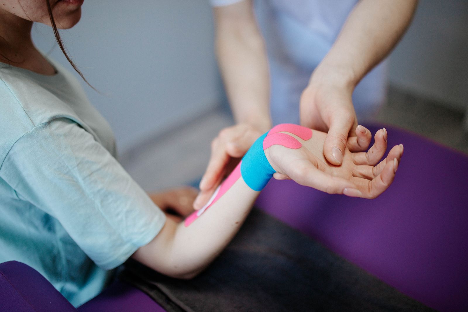 Tratamiento terapéutico de muñeca con vendaje neuromuscular